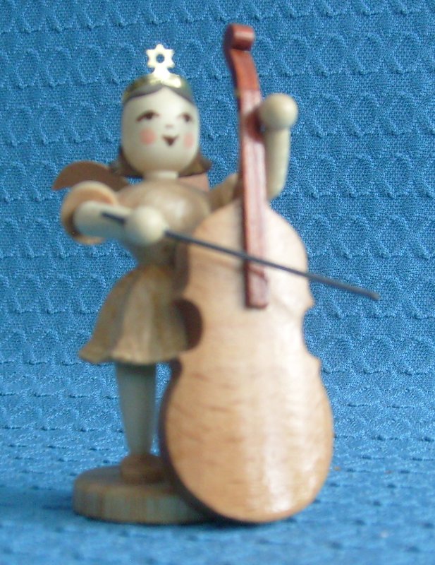 Engel stehend mit Bass Engel stehend mit Bass