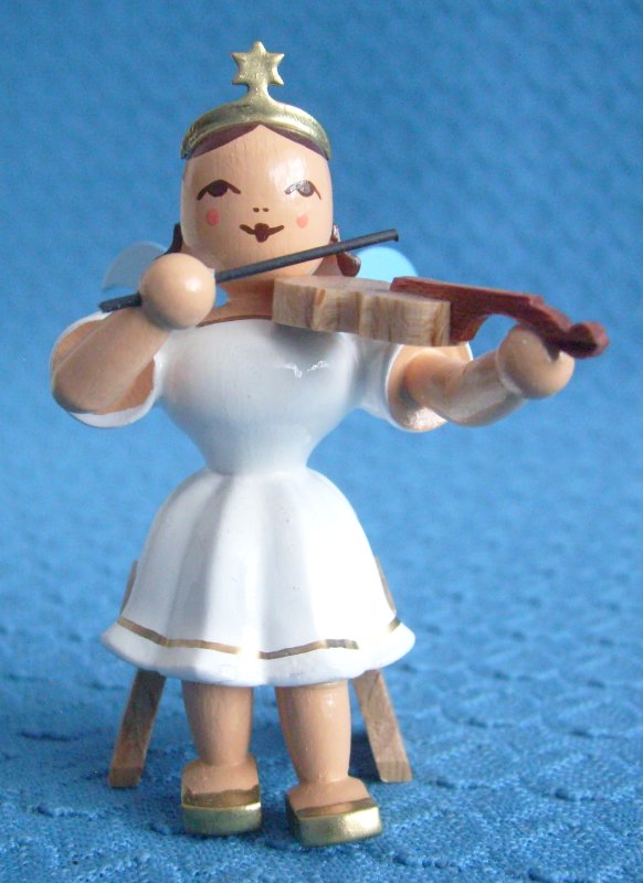 Faltenrockengel weiss sitzend mit Violine Faltenrockengel weiss sitzend mit Violine