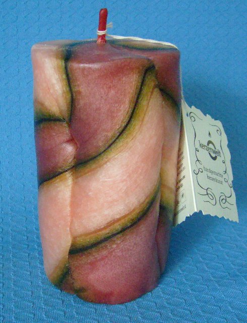 Handgeformte Wachskerze rot Handgeformte Wachskerze rot
