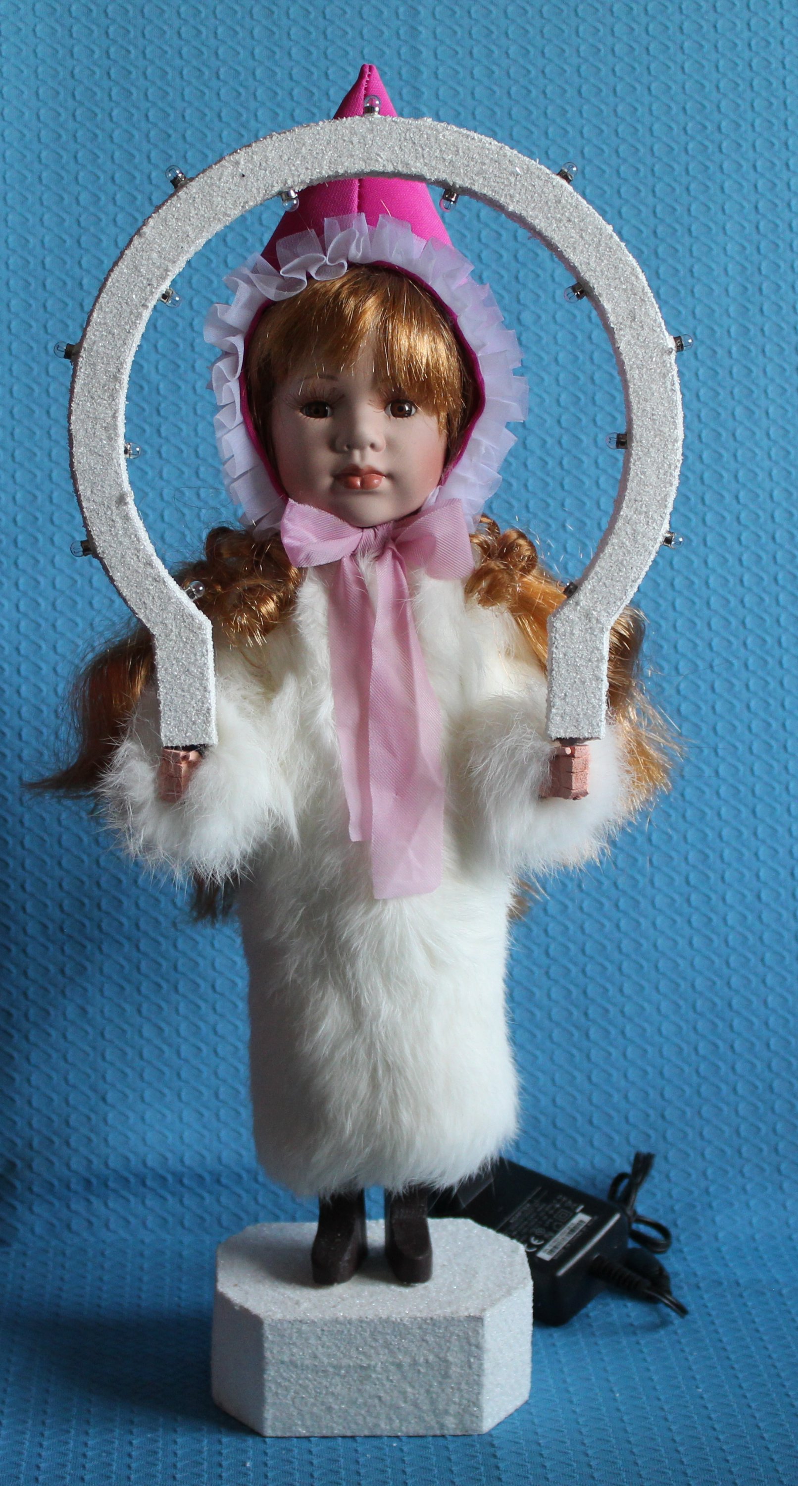 Christkind mit dunkelblonden Haar, rosa Mütze und echten Kaninchenfell - vorrätig 1 Stück