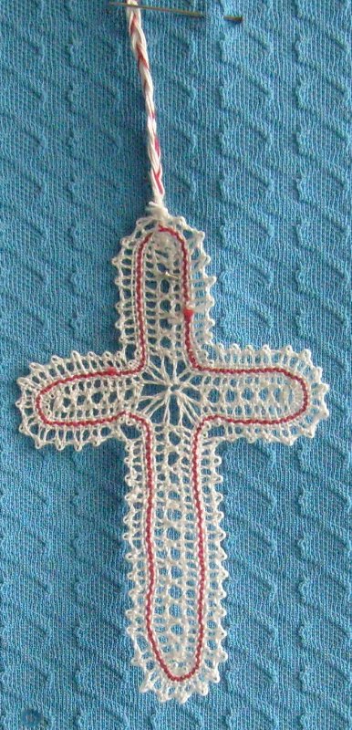 geklöppeltes Kreuz mit rotem Faden geklöppeltes Kreuz mit rotem Faden