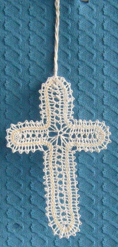 geklöppeltes Kreuz mit gelben Faden geklöppeltes Kreuz mit gelben Faden
