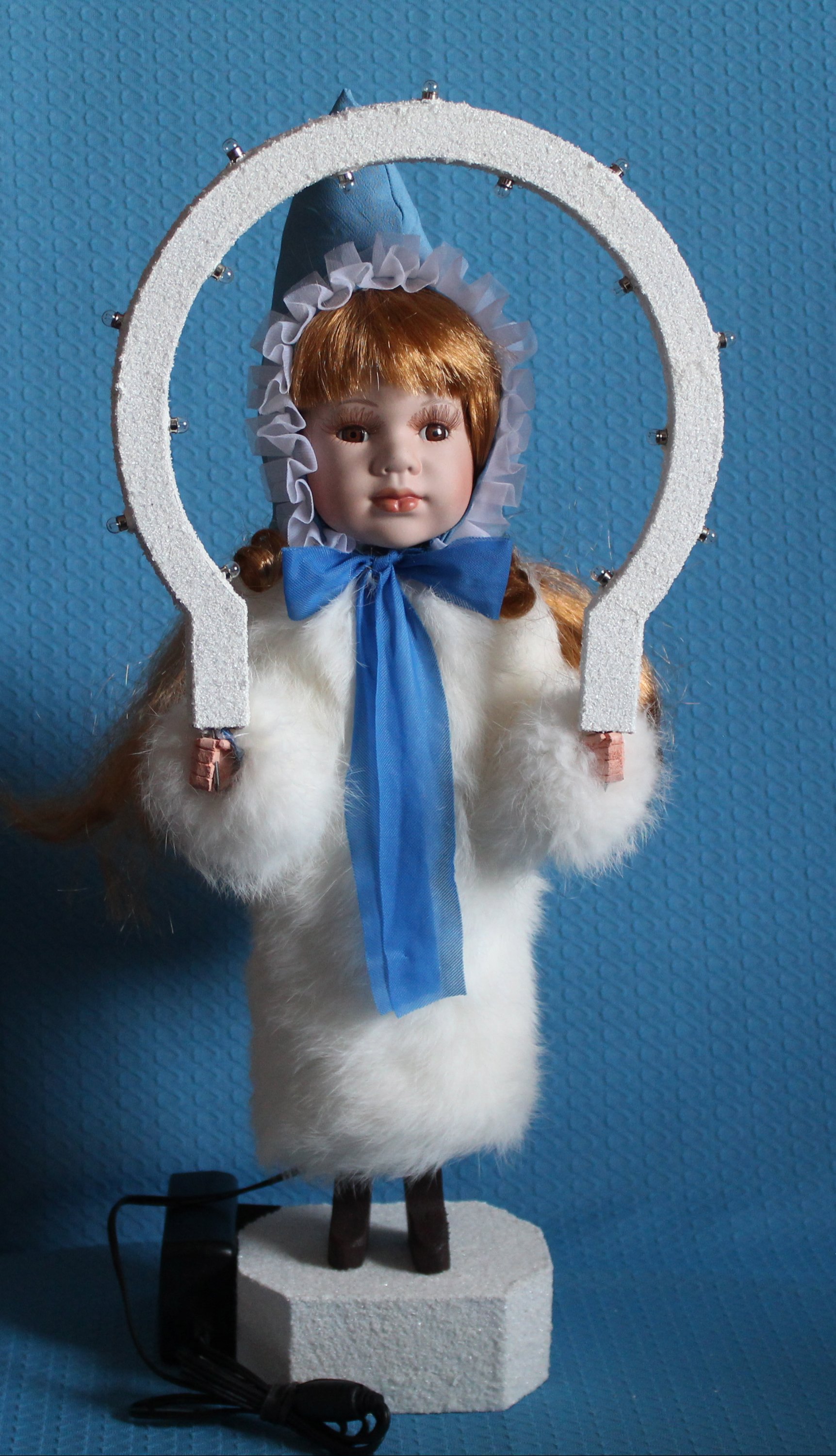 Christkind mit dunkelblonden Haar, echten Kaninchenfell und blauer Mütze - vorrätig 1 Stück