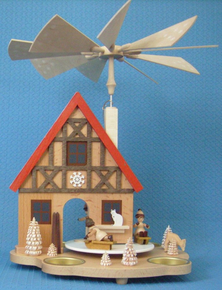 Pyramide Haus mit Winterkindern für Teelichte